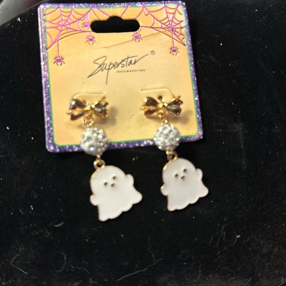 Halloween ghost earrings. very cute earrings for Halloween. They contain nickel. - Picture 1 of 3
